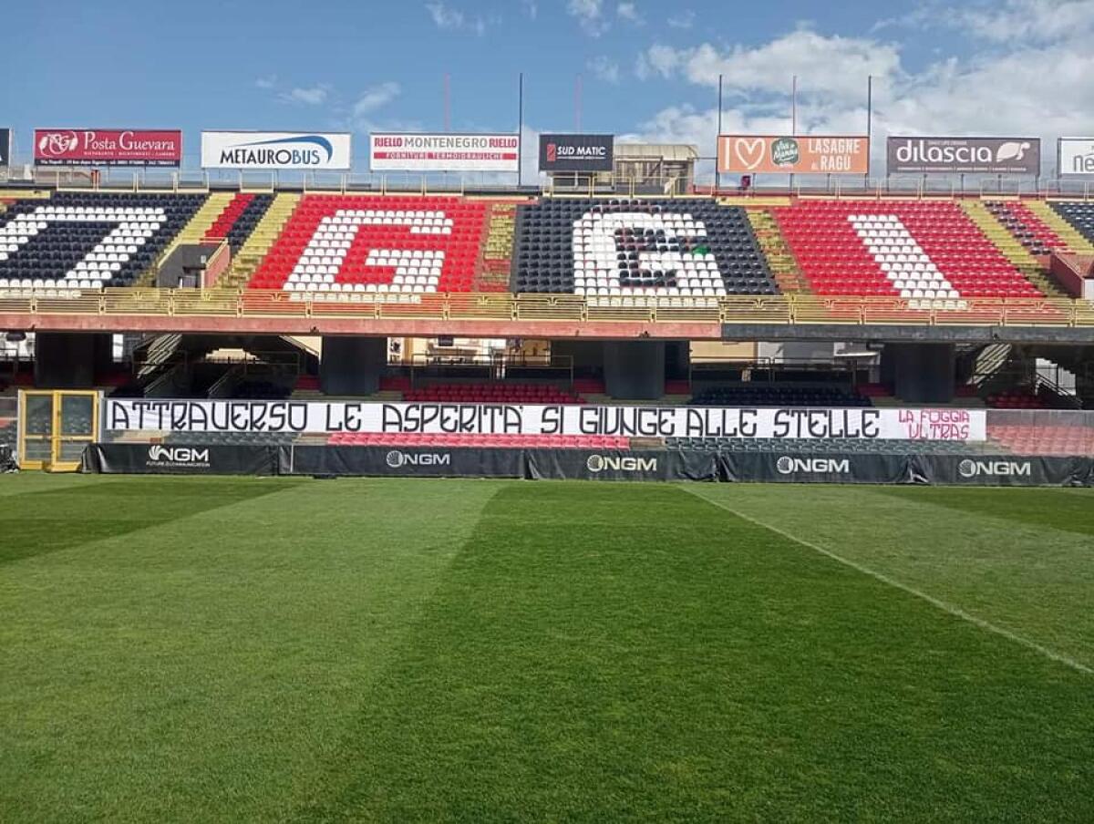 Foggia, carica ultras: "Attraverso le asperità..." - Immagine in evidenza: lo striscione - crediti foto: pagina Facebook Indomabili 1990 Foggia