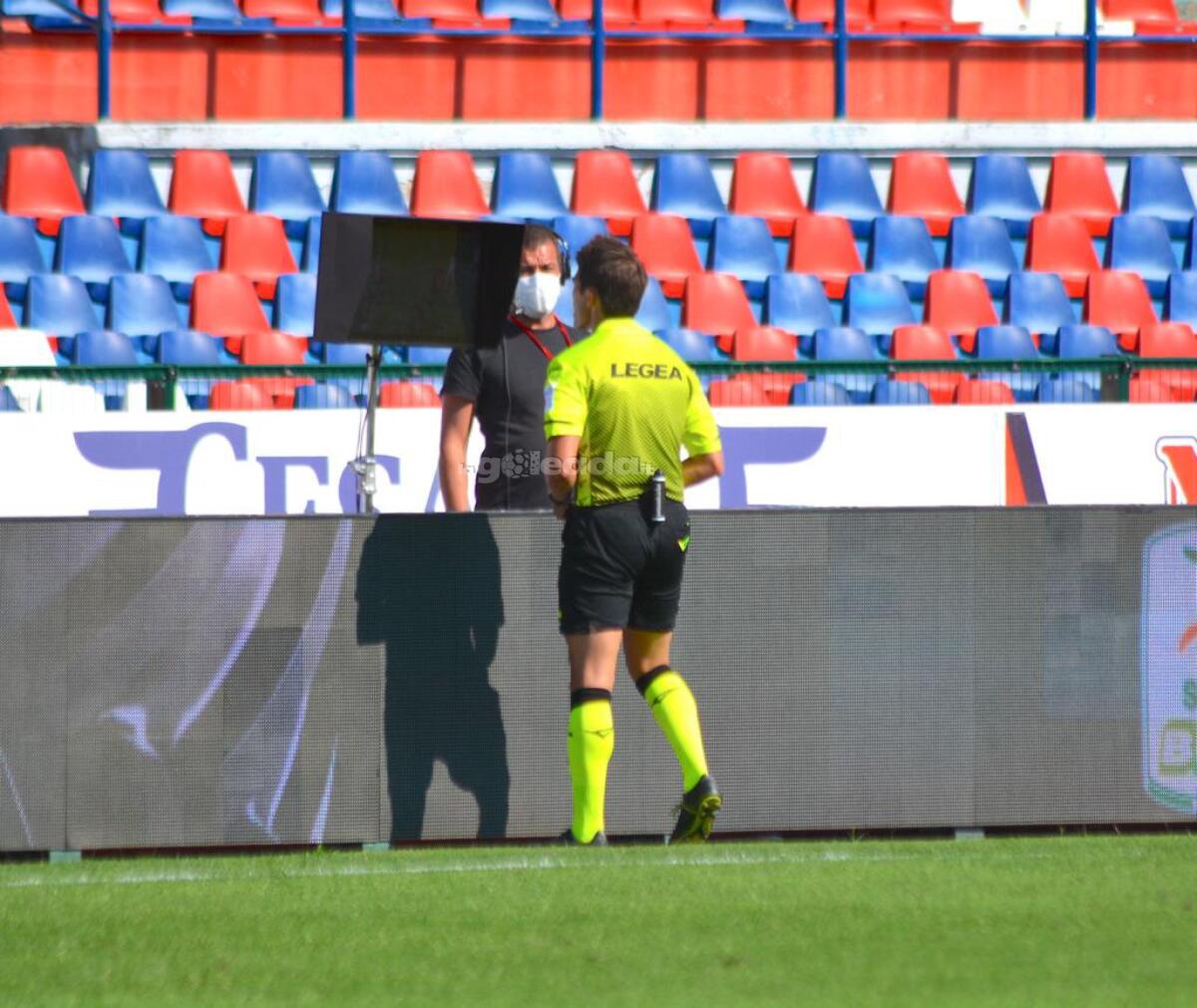Serie C, ufficiale: ai playoff ci sarà il VAR - Immagine in evidenza: arbitro al VAR - crediti: foto di Pasquale Golia per lagoleada.it (RIPRODUZIONE VIETATA)