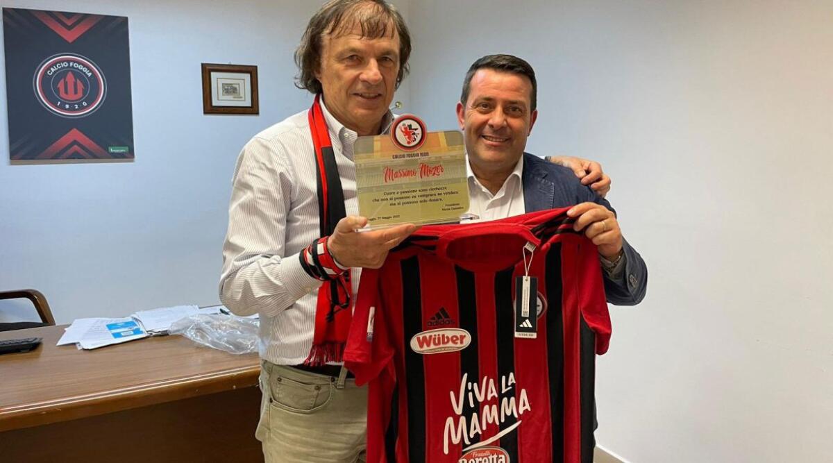 Foggia-Crotone, Mozer premiato nel post-gara - Immagine in evidenza: il presidente del Calcio Foggia 1920 Nicola Canonico e Massimo Mozer - crediti foto: sito ufficiale Calcio Foggia 1920