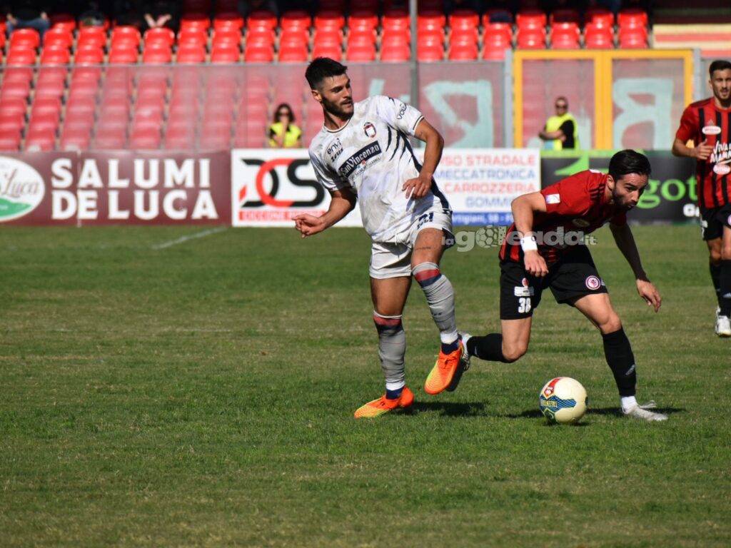 Immagine in evidenza: uno scatto di Foggia-Crotone 1-0 (Serie C - girone C 2022/2023) - crediti: foto di Luigia Spinelli - RIPRODUZIONE VIETATA