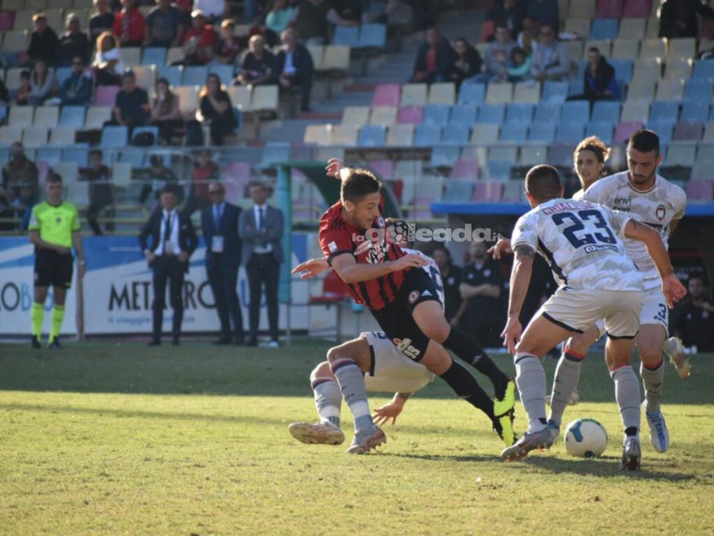 Immagine in evidenza: uno scatto di Foggia-Crotone 1-0 (Serie C - girone C 2022/2023) - crediti: foto di Luigia Spinelli - RIPRODUZIONE VIETATA