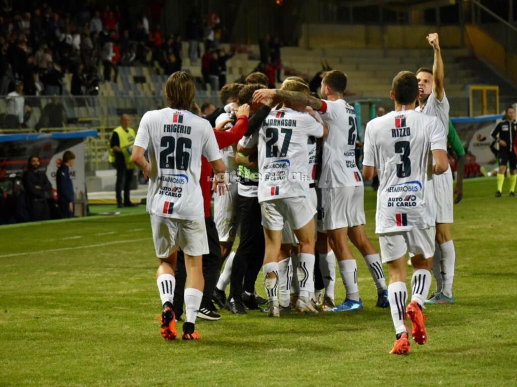 Immagine in evidenza: uno scatto di Foggia-Crotone (playoff Serie C 2022/23) - crediti: foto di Luigia Spinelli (RIPRODUZIONE VIETATA)