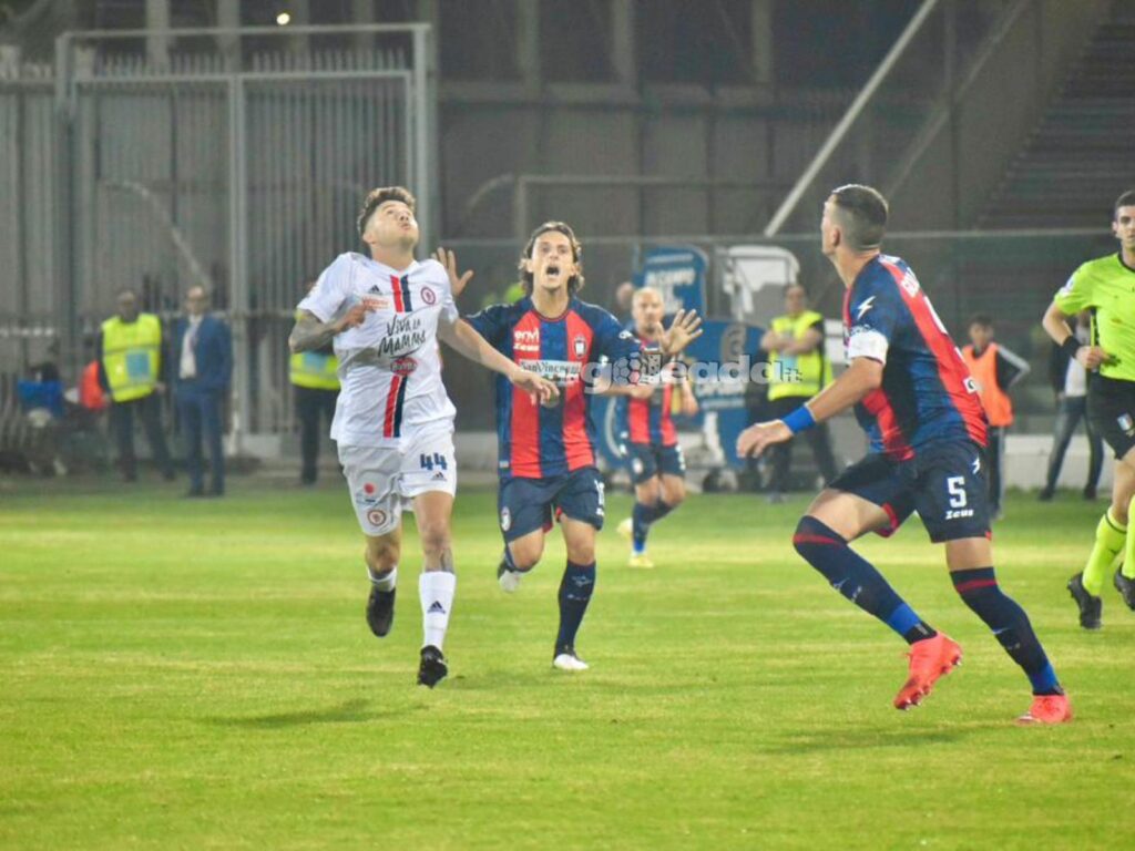 Immagine in evidenza: uno scatto di Foggia-Crotone (playoff Serie C 2022/23) - crediti: foto di Luigia Spinelli (RIPRODUZIONE VIETATA)