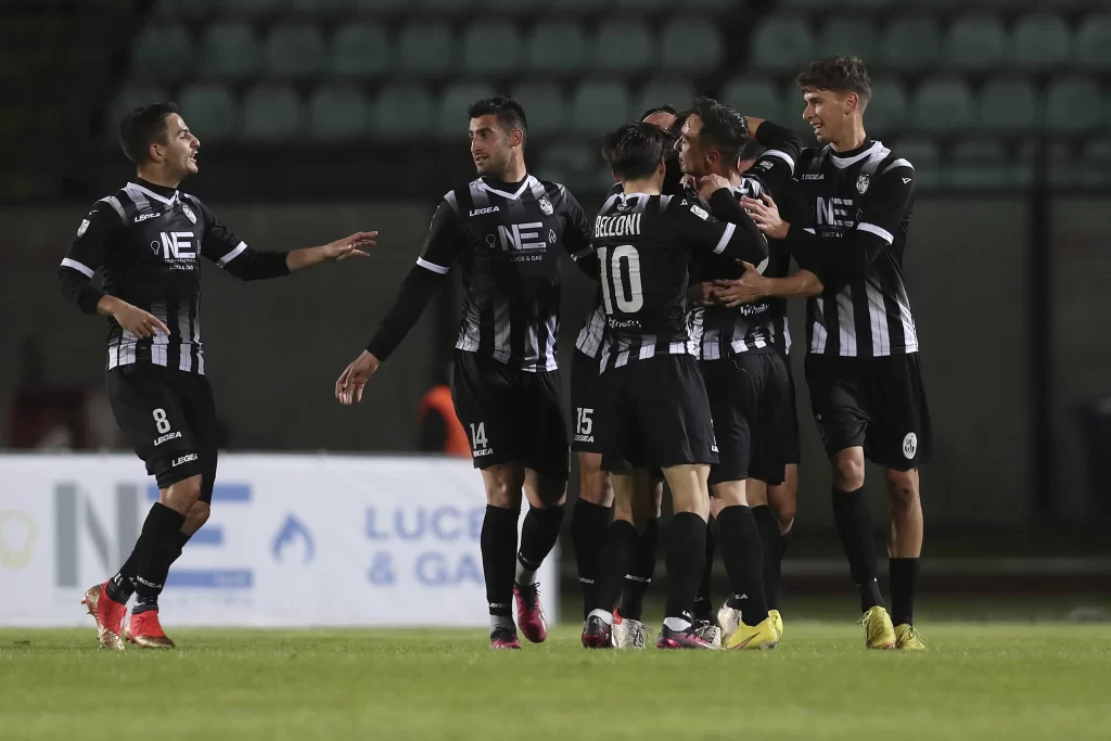 Immagine in evidenza: nella foto il Siena, foto autorizzata dal Siena Calcio - in forma scritta - per la riproduzione e utilizzo gratuito da parte di lagoleada.it