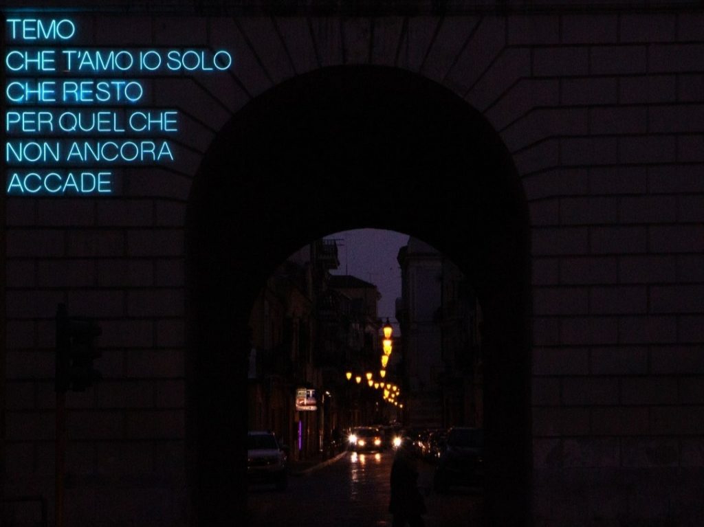 Amore e critica per Foggia, via Arpi brilla dei versi di Pasquale Oa