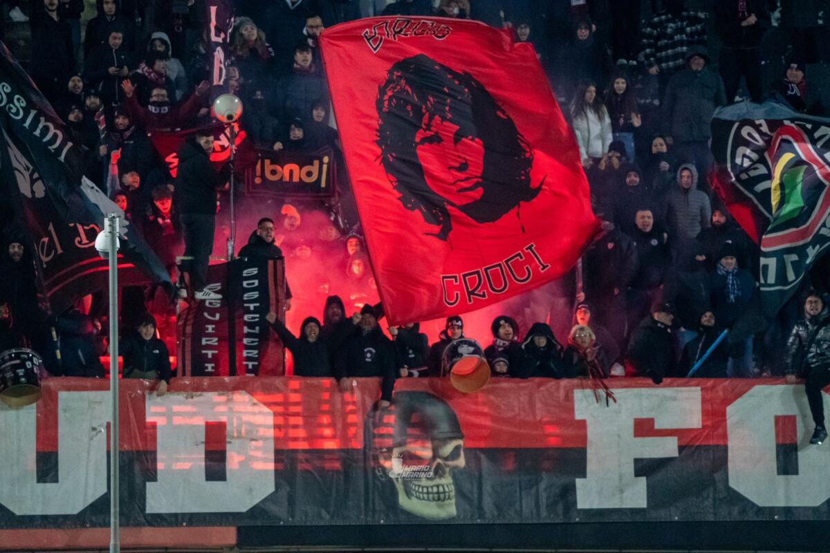 Foggia-Pescara, la Curva Sud: “Faremo tremare gli avversari” - Il bandierone di Jim Morrison, esposto dal club Borgo Croci 1993, in Curva Nord. Foto di Mario Marino - riproduzione riservata