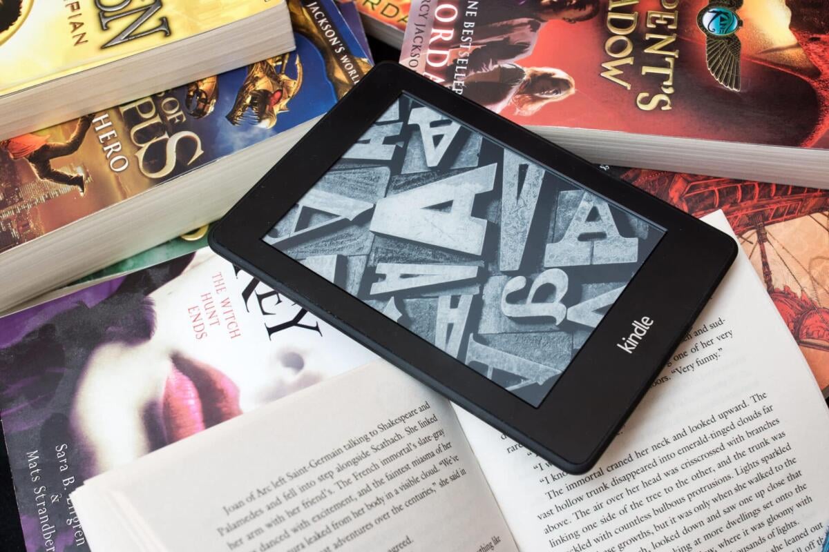 Kindle Amazon: guida completa agli eBook reader - ZAGREB , CROATIA - 30 DECEMBER 2015 - Amazon Kindle e book reader on the pile of books, product shot