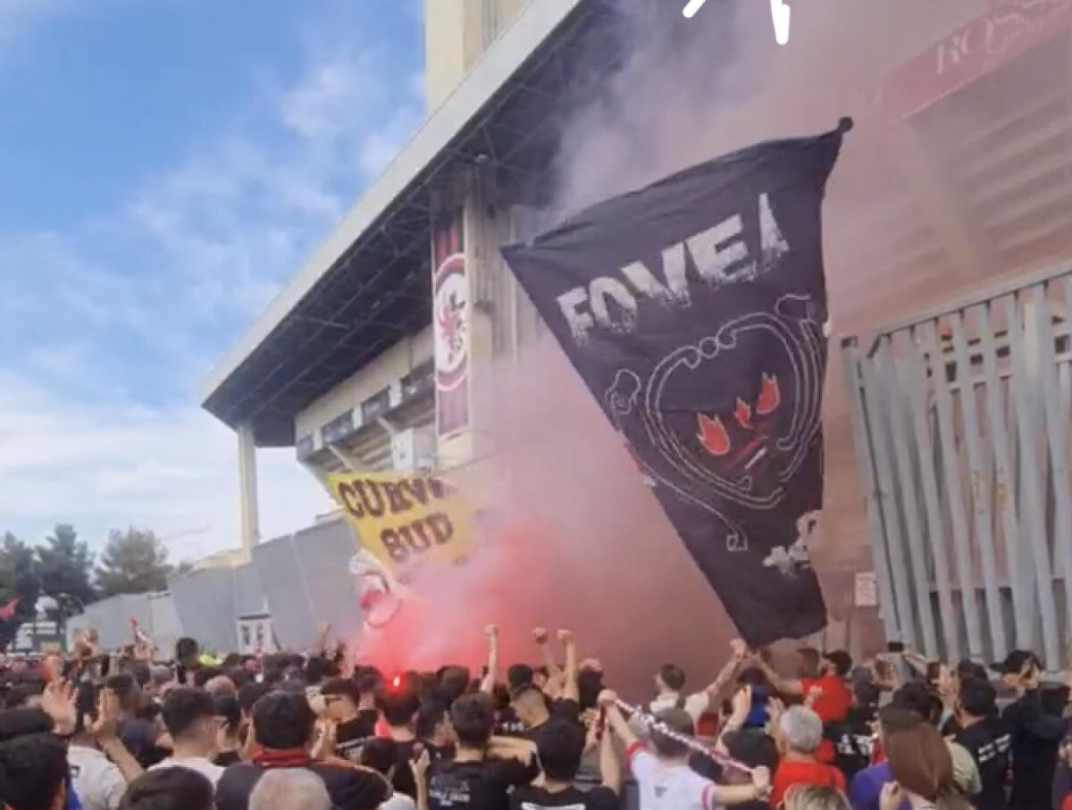 Gds - A Pescara in 20mila ma i foggiani non mancano - I tifosi rossoneri prima di Pescara-Foggia