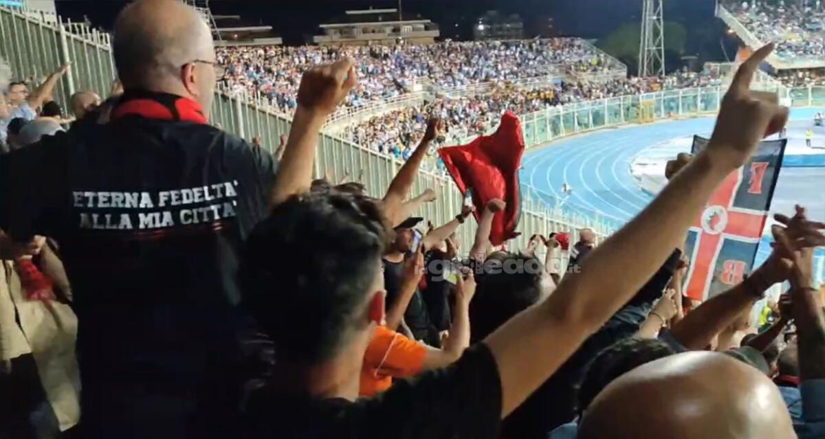 Il Foggia dell'ultimo minuto vola in finale playoff! - Immagine in evidenza: uno scatto dei tifosi rossoneri durante Pescara-Foggia (playoff Serie C 22/23) - crediti: foto di lagoleada.it (RIPRODUZIONE VIETATA)