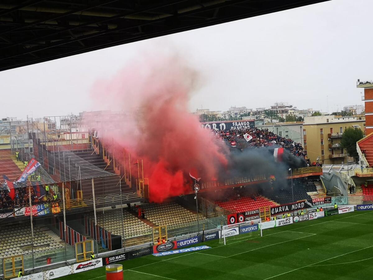 GdS: "Febbre da Foggia. In poche ore..." - Immagine in evidenza: uno scatto di Foggia-Potenza (Playoff Serie C 22/23) - crediti: foto di Mario Mescia/lagoleada.it (RIPRODUZIONE RISERVATA)