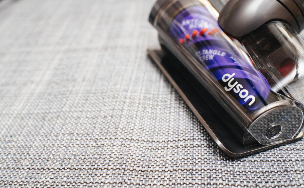 Aspirapolvere Dyson: guida ai modelli, prezzi e acquisto - Paris, France - Jul 16, 2022: A modern, cordless Dyson V12 Slim Absolute vacuum iaccesory brush - perfect for efficient home hygiene and housekeeping.