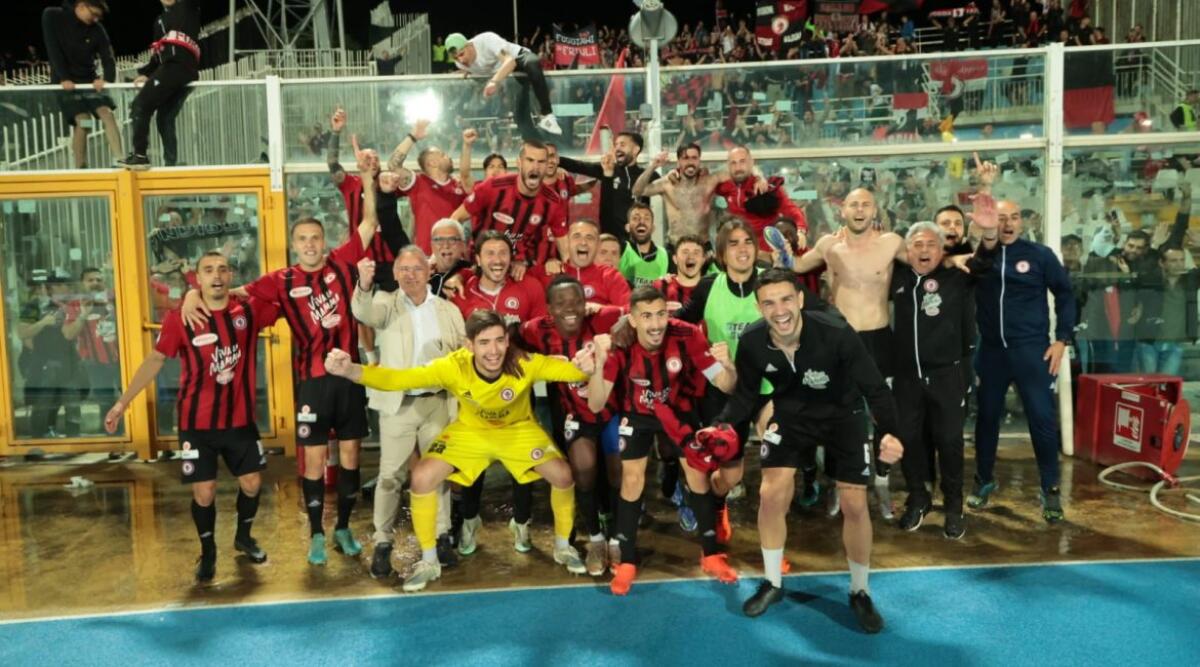 GdS - "Foggia pazza di felicità. Un'altra notte da trionfatori" - Immagine in evidenza: l'esultanza dei rossoneri dopo la qualificazione in finale playoff - crediti foto: sito ufficiale Calcio Foggia 1920