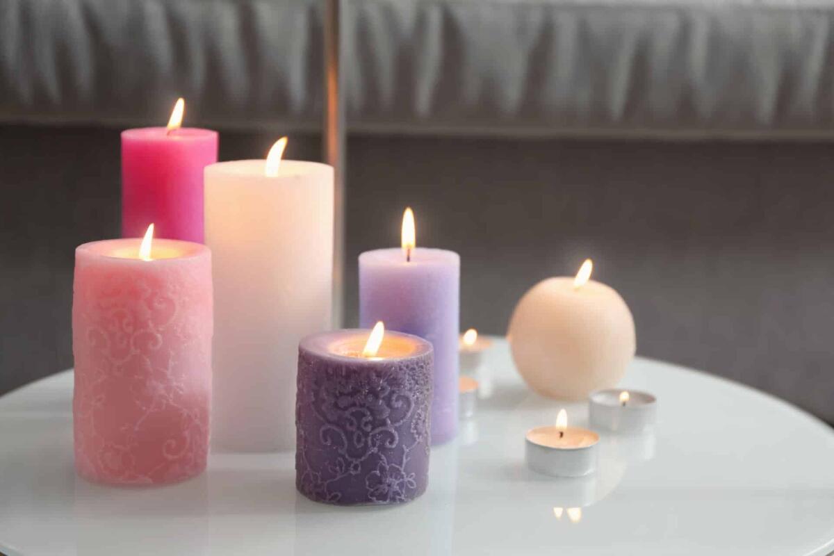 Candele profumate particolari: tipologia, acquisto e durata - Burning candles on table in room