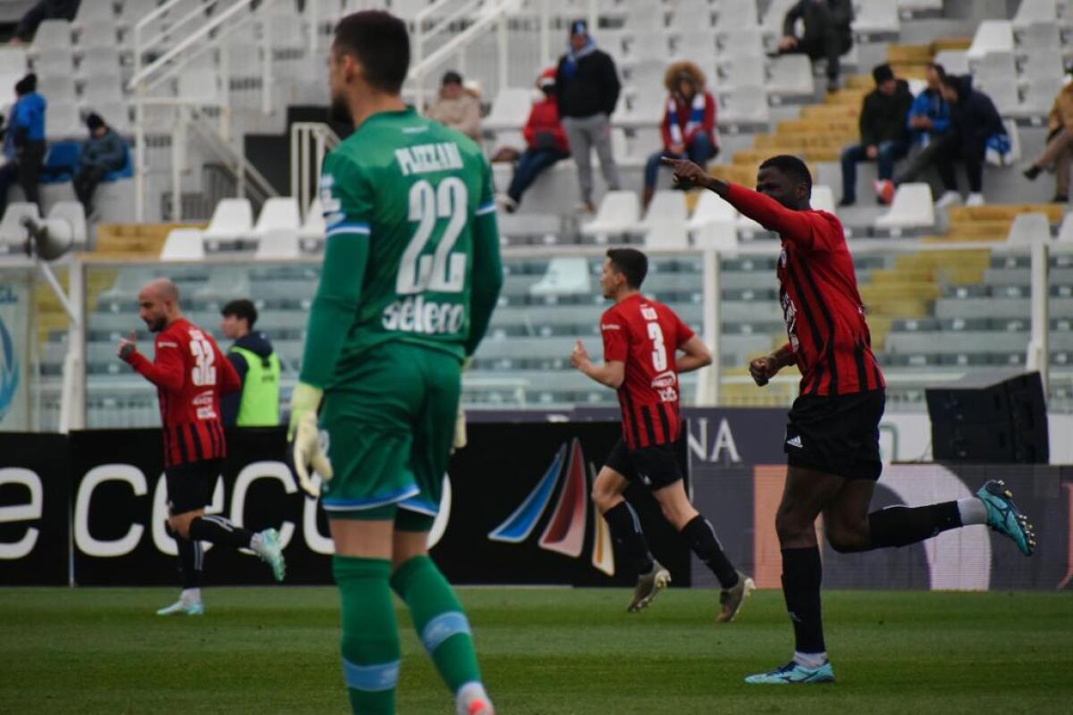 Situazione diffidati e squalificati per Foggia-Pescara: torna Plizzari? - Immagine in evidenza: uno scatto di Pescara-Foggia (Serie C - girone C 22/23) - crediti: foto di Luigia Spinelli (RIPRODUZIONE RISERVATA)