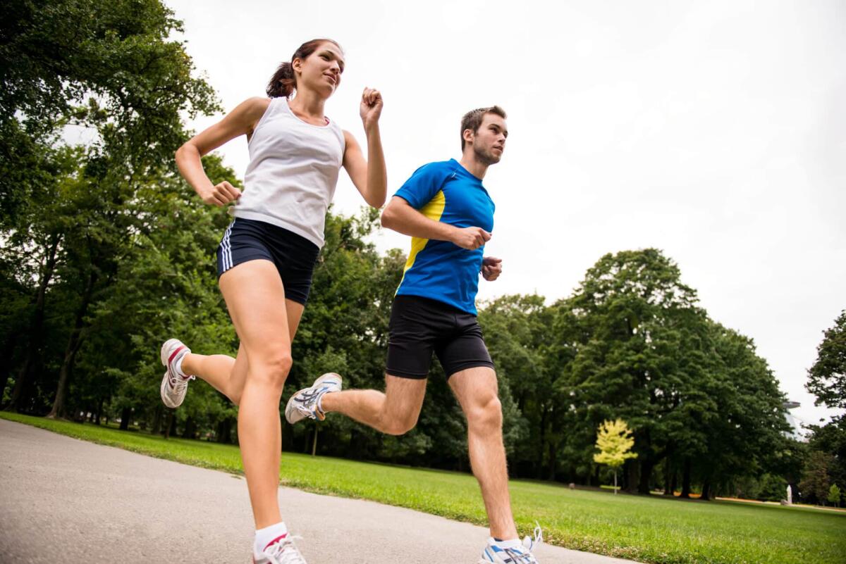 Abbigliamento a compressione muscolare: guida all'acquisto - Low angle photo of young couple  jogging outdoor in park
