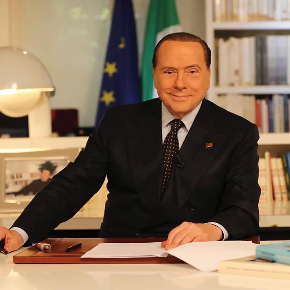 Immagine in evidenza: Silvio Berlusconi - crediti foto: pagina ufficiale Facebook Silvio Berlusconi