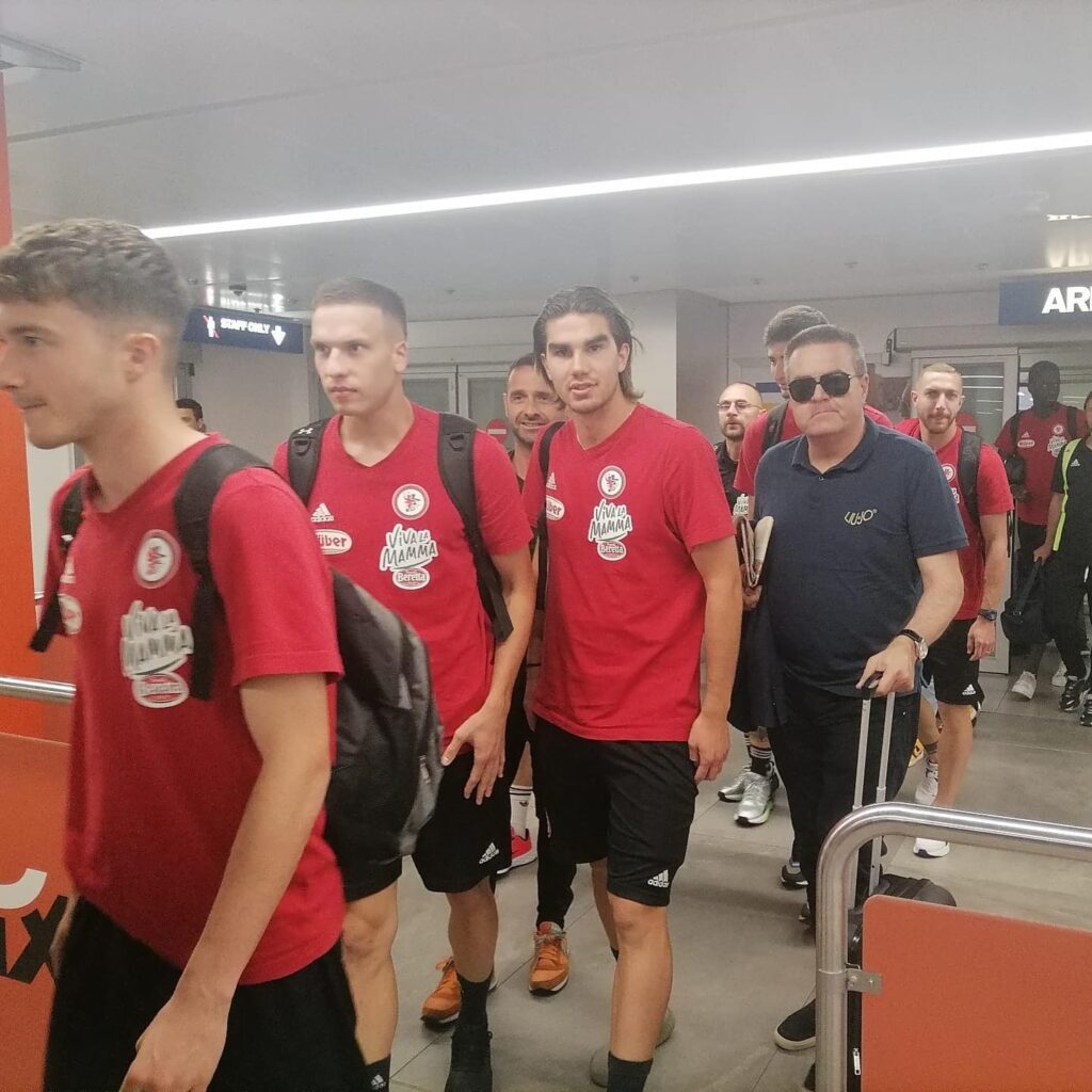 Immagine in evidenza: il Foggia è arrivato all'aeroporto di Milano-Linate - crediti foto: pagina ufficiale Facebook Calcio Foggia 1920