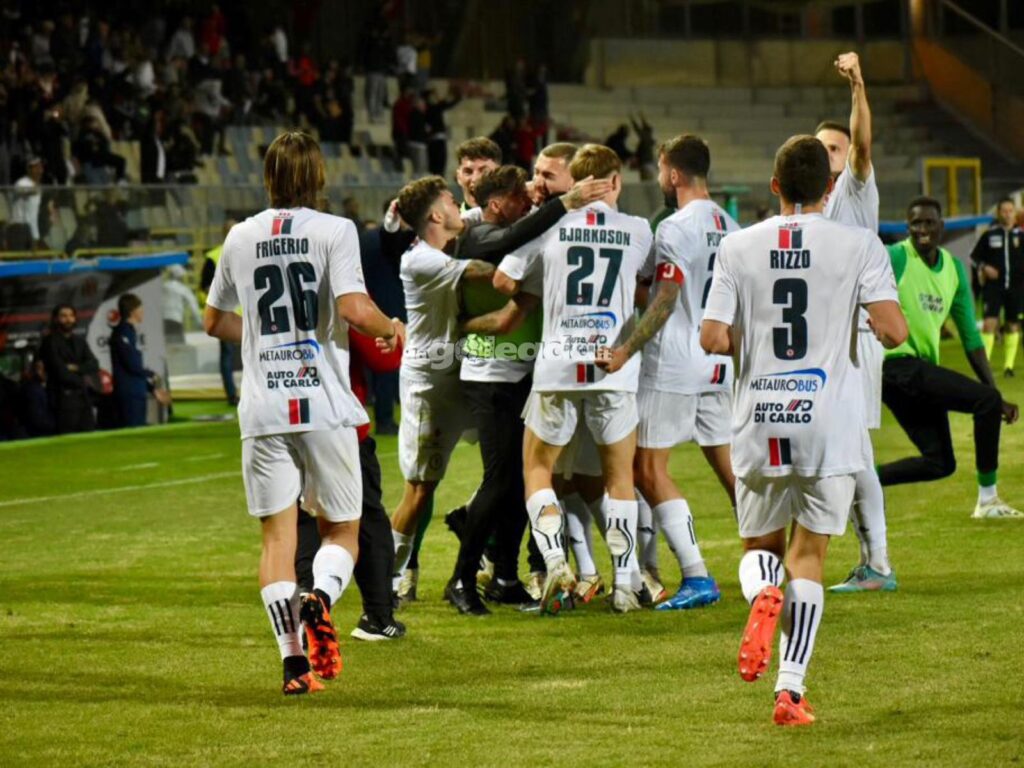 Immagine in evidenza: uno scatto di Foggia-Crotone (playoff Serie C 2022/23) - crediti: foto di Luigia Spinelli (RIPRODUZIONE VIETATA)