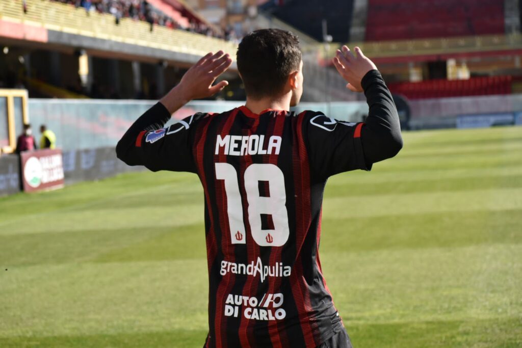 Immagine in evidenza: Davide Merola dopo il gol in Foggia 2-0 Avellino (Serie C - girone C, stagione 2021/2022) - crediti: foto di Luigia Spinelli