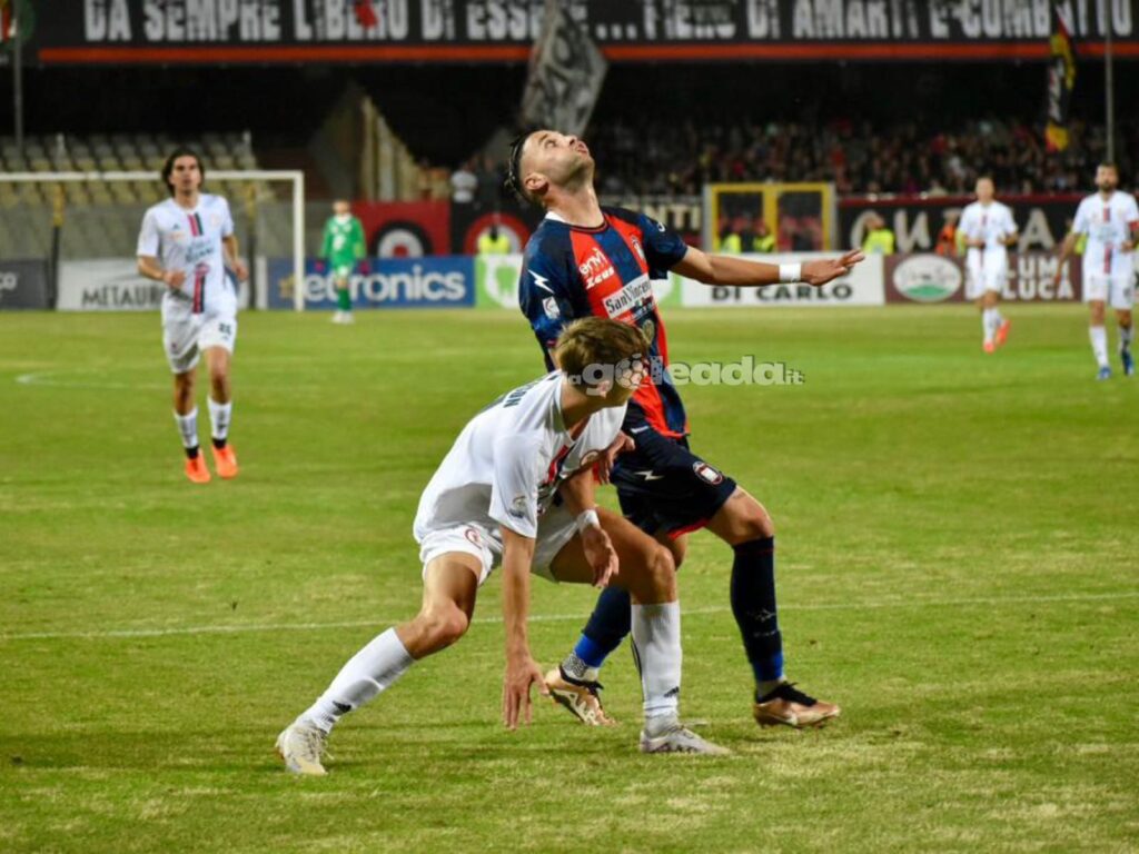Immagine in evidenza: uno scatto di Foggia-Crotone (playoff Serie C 2022/23) - crediti: foto di Luigia Spinelli (RIPRODUZIONE VIETATA)
