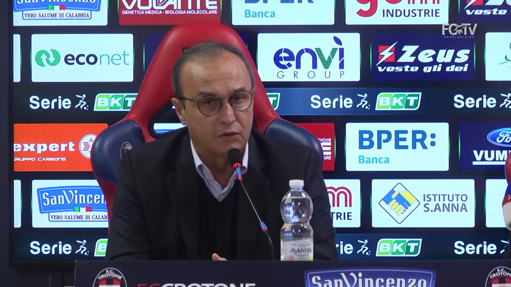 Immagine in evidenza: mister Pasquale Marino - crediti foto: canale ufficiale YouTube FCTV (frame da video)