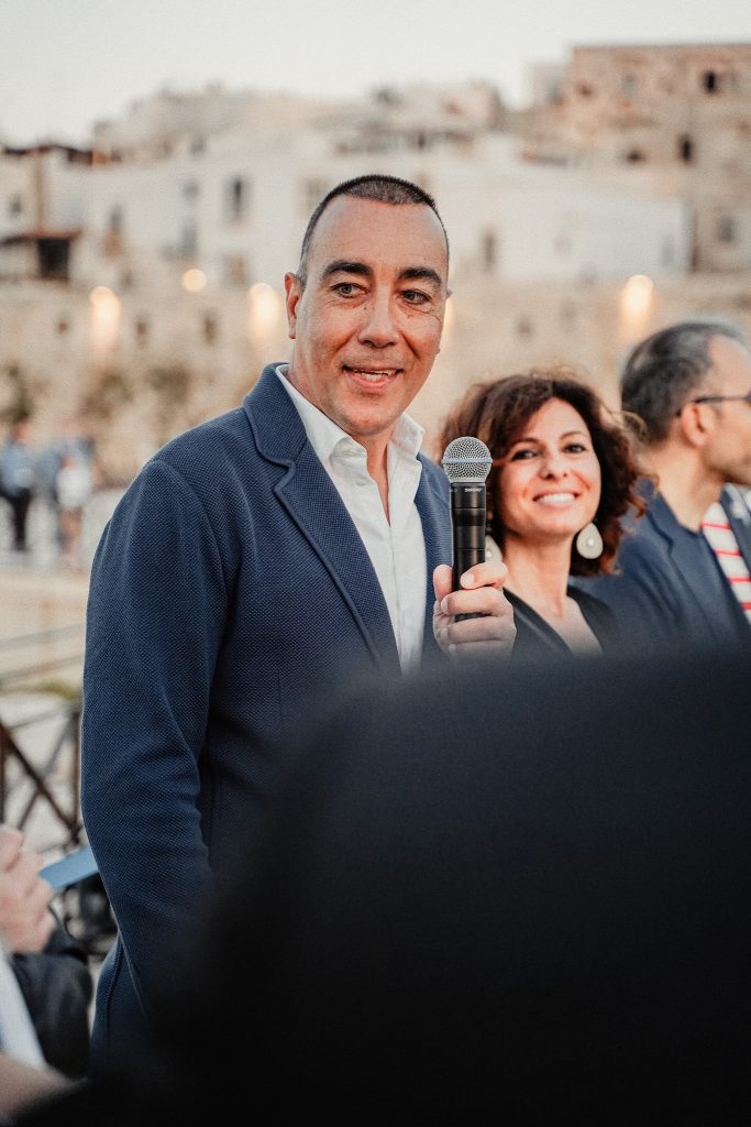 "Building Bridges" a Vieste, mani giganti di Lorenzo Quinn traino dell’estate