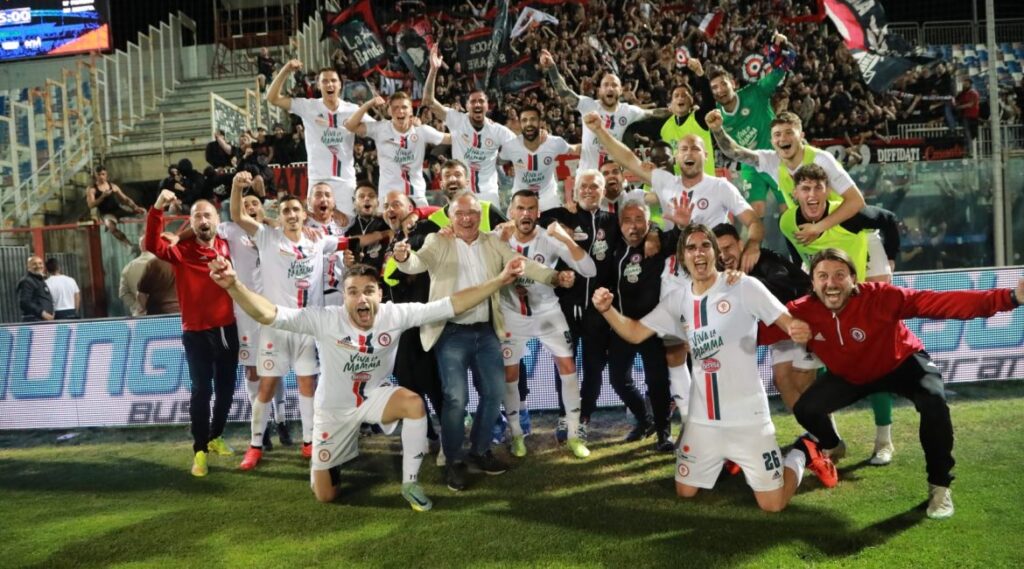 Immagine in evidenza: l'esultanza del Foggia al termine del match col Crotone allo Scida - crediti foto: sito ufficiale Calcio Foggia 1920