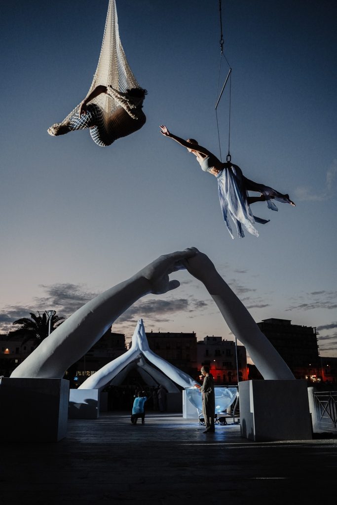 "Building Bridges" a Vieste, mani giganti di Lorenzo Quinn traino dell’estate