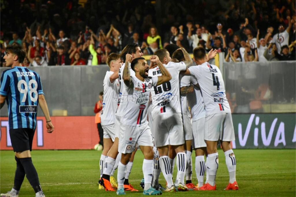 Immagine in evidenza: uno scatto di Foggia-Lecco (andata finale playoff Serie C 2022/23) - crediti: foto di Luigia Spinelli (RIPRODUZIONE VIETATA)