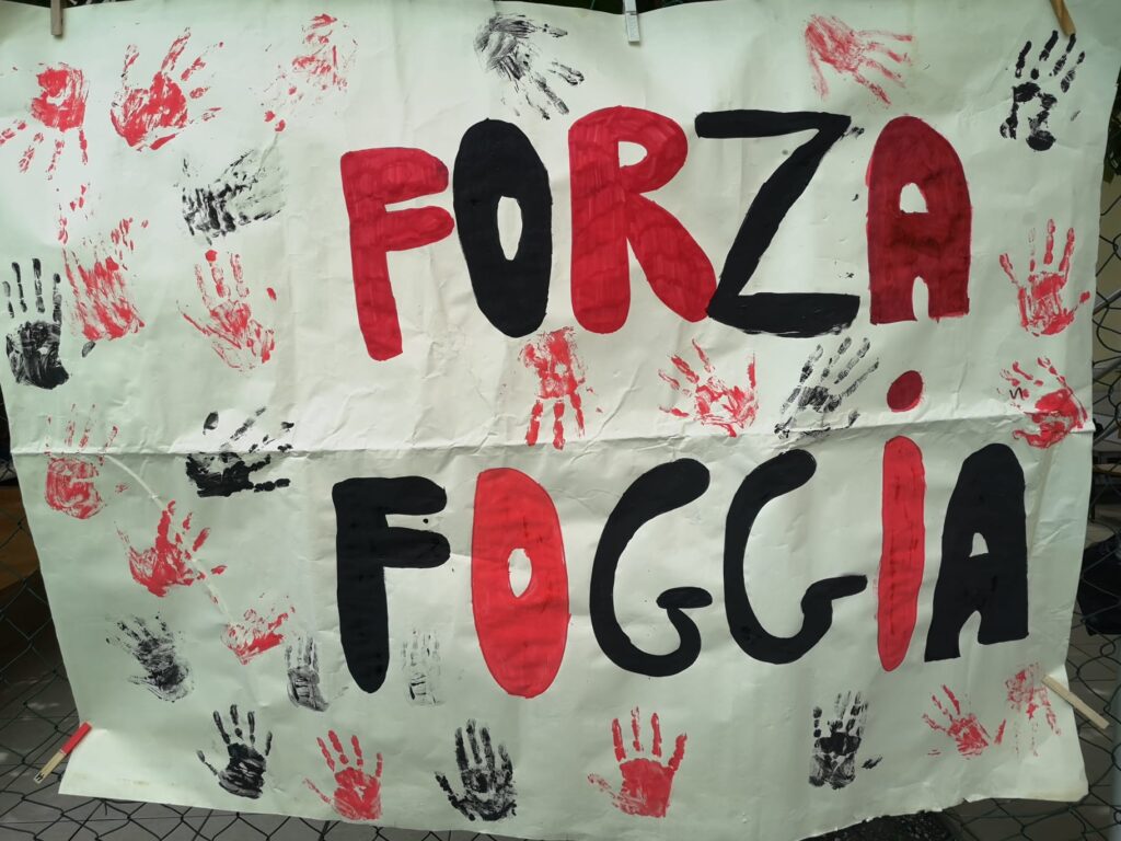 Il cartellone realizzato dai ragazzi del Centro educativo Bakhita. Foto di Mario Mescia -  Riproduzione riservata