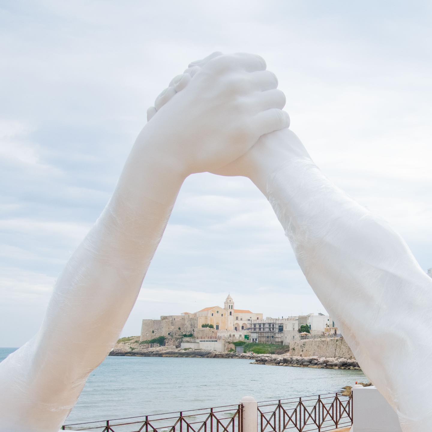 "Building Bridges" a Vieste, mani giganti di Lorenzo Quinn traino dell’estate