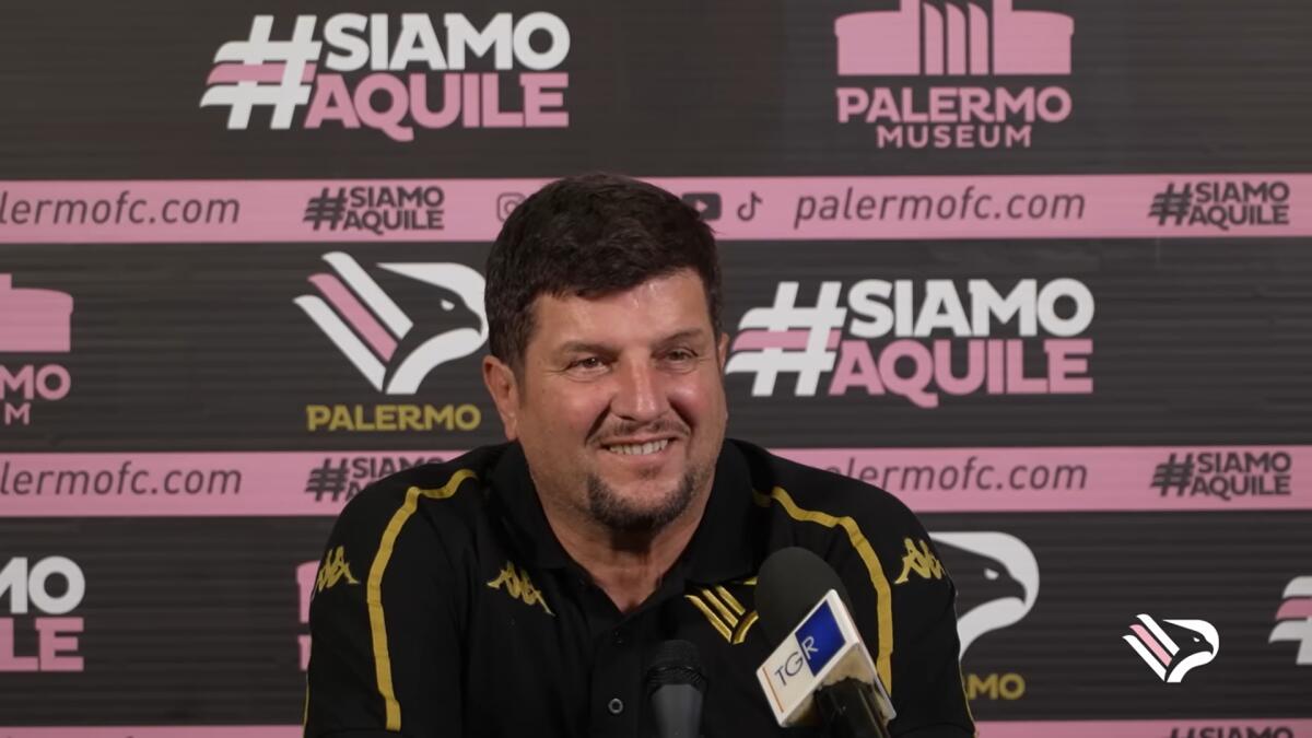 Foggia, spunta l'idea Baldini per la panchina? - Immagine in evidenza: mister Silvio Baldini - crediti foto: canale ufficiale YouTube Palermo F.C. (frame da video)