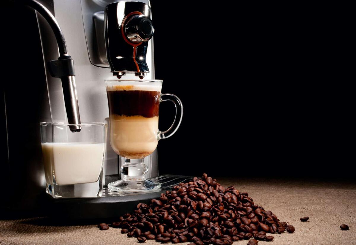 Macchina da caffè: migliori modelli, marche e prezzi - Coffee machine milk glass and beans heap