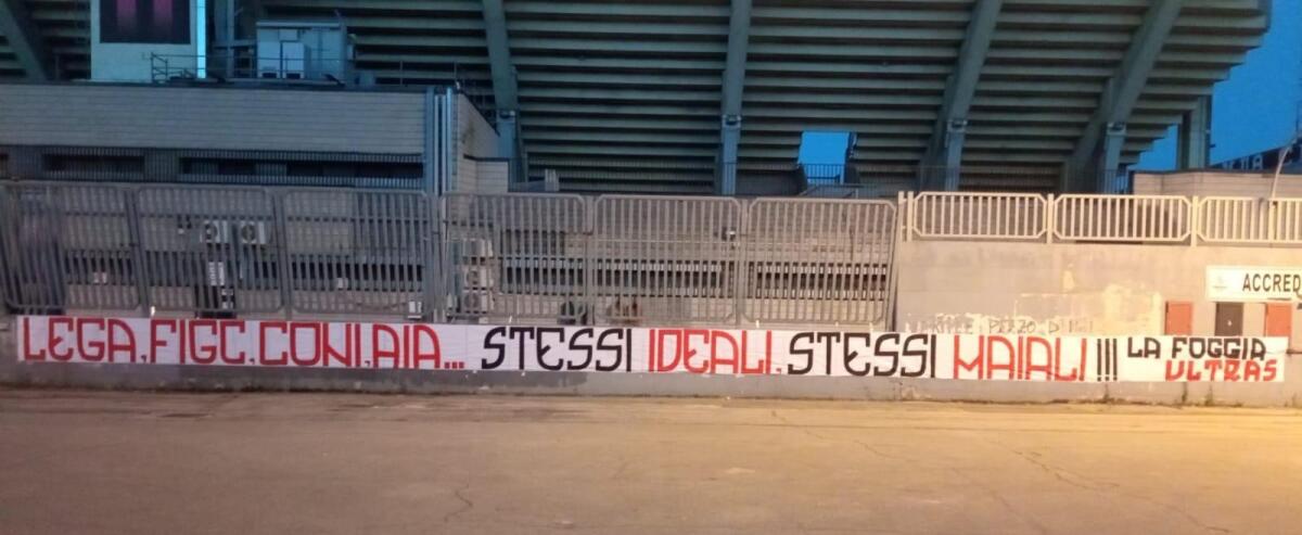 Foggia, striscione degli ultras dopo decisione CONI - 
