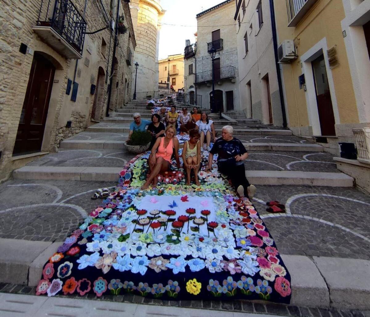 Le donne di Biccari e la scalinata di fiori verso la Cattedrale - 