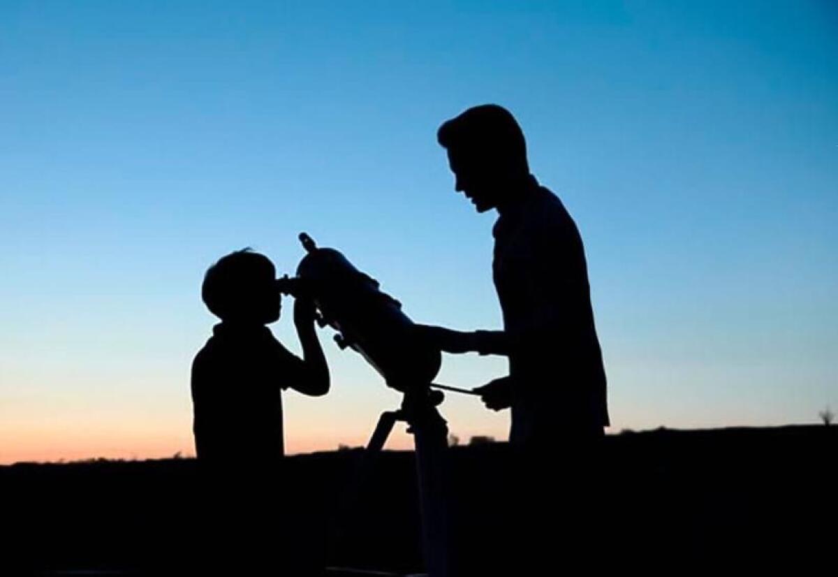 Lasciate che i bambini guardino il cielo stellato lontani da luci e smartphone - 