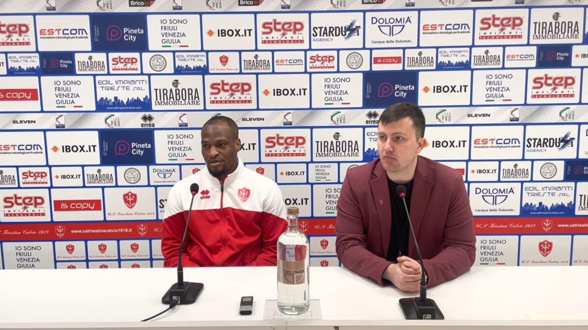 Calciomercato Foggia, pressing su Mbakogu - Immagine in evidenza: Jerry Mbakogu (a sinistra) - crediti foto: canale ufficiale YouTube U.S. Triestina Calcio 1918