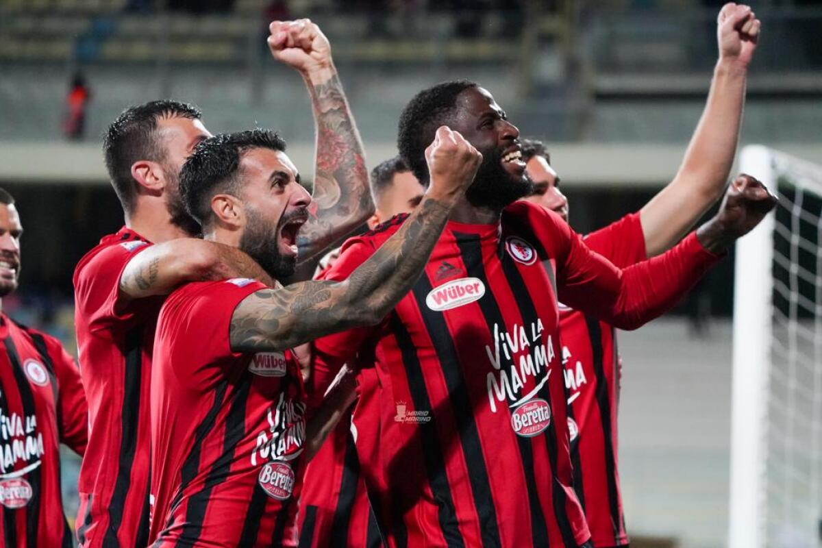 GdS - "Il Foggia prova a tenere Ogunseye e corteggia pure Pecorino e Gala" - Immagine in evidenza: uno scatto di Foggia-Juventus Next Gen (Coppa Italia Serie C 22/23) - crediti: foto di Mario Marino (RIPRODUZIONE RISERVATA)