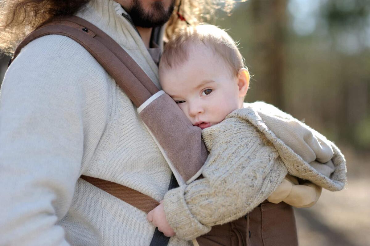 Marsupio neonato: modelli, prezzi e consigli - Adorable baby girl in a baby carrier