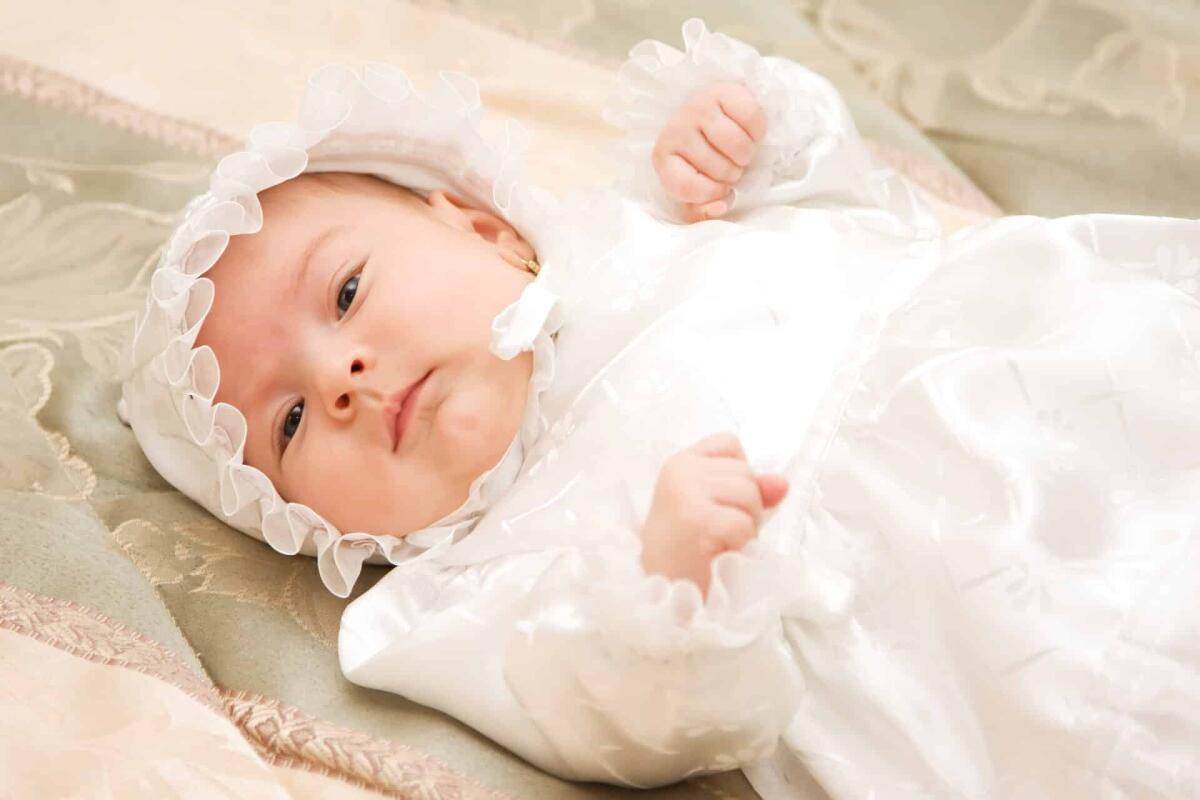 Abito battesimo bimba: modelli e prezzi - New born baby girl dressed for christening.