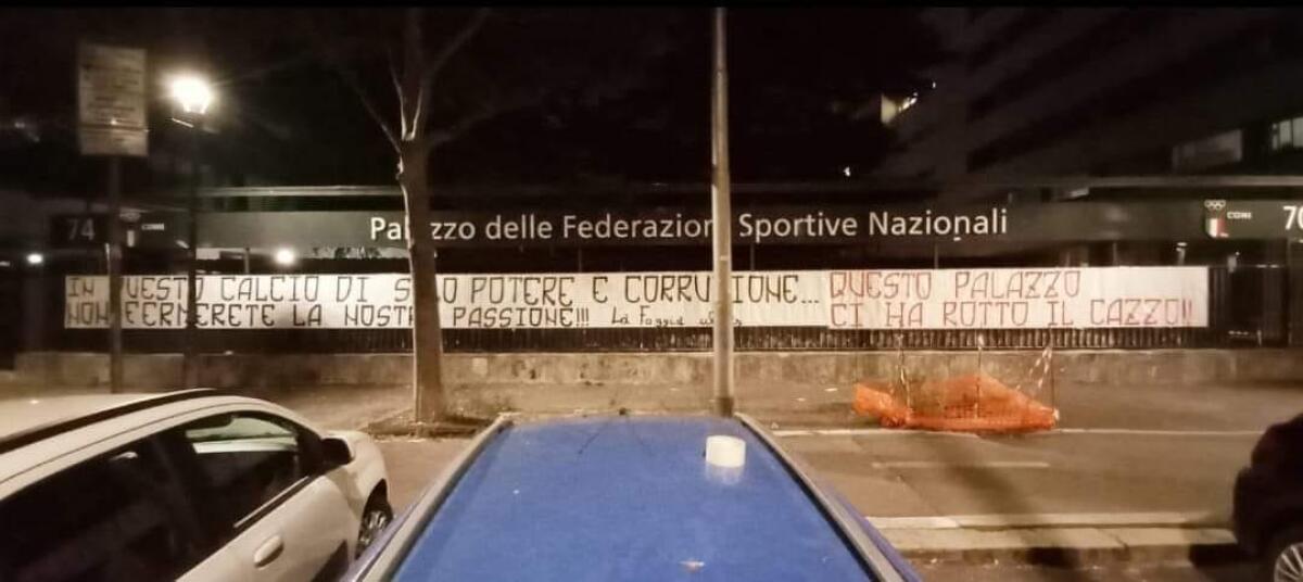 Foggia e Lecco, gli ultras contro le decisioni del Collegio di Garanzia - Immagine in evidenza: lo striscione a firma de La Foggia Ultras apparso sotto la sede del CONI - crediti foto: pagina ufficiale Facebook Indomabili 1990 Foggia