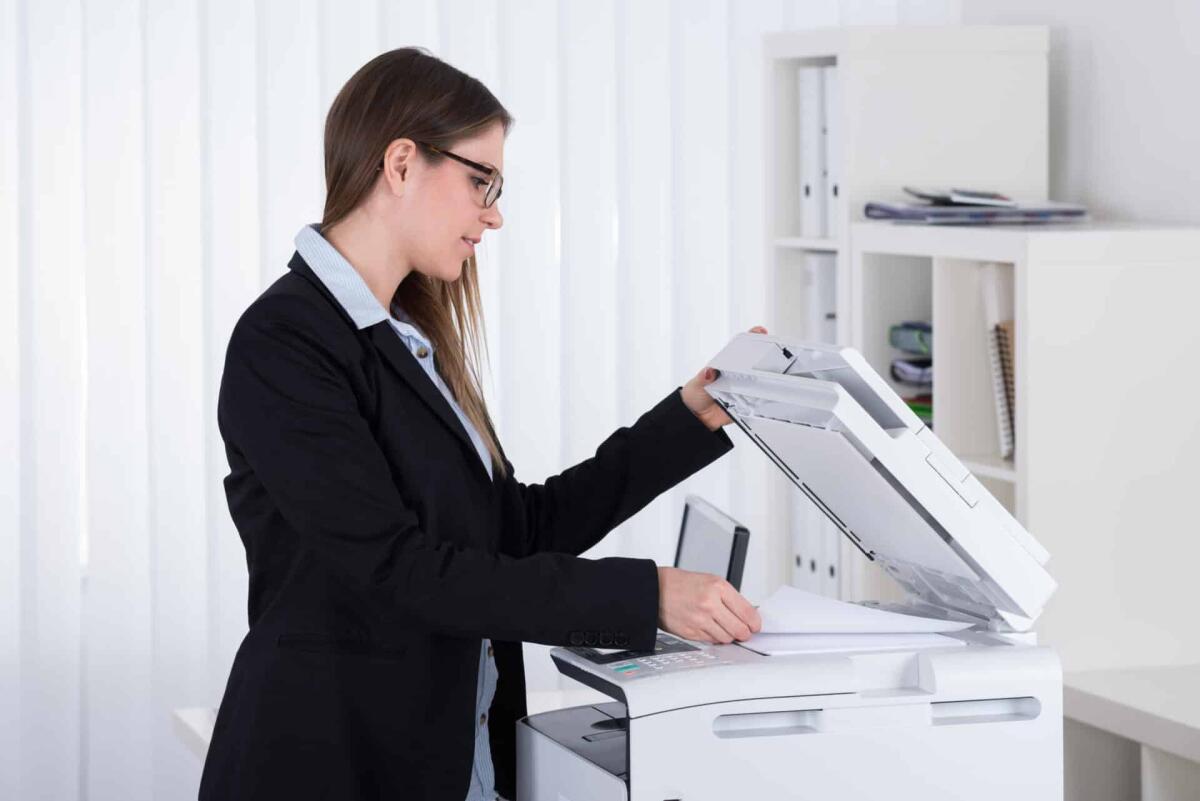 Stampanti wireless: modelli disponibili e prezzi - Young Businesswoman Using Printer Machine In Office