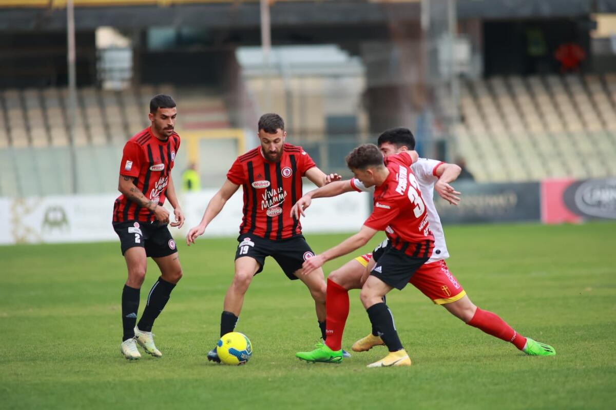 L'ex Foggia Peschetola al Monopoli? - Immagine in evidenza: uno scatto di Foggia-ACR Messina 1-0 (Serie C - girone C 22/23) - crediti: foto di Luigia Spinelli (RIPRODUZIONE RISERVATA)