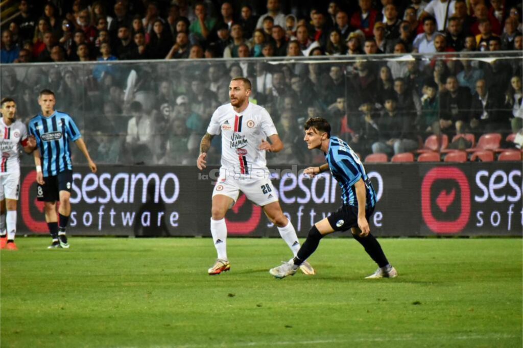 Immagine in evidenza: uno scatto di Foggia-Lecco (andata finale playoff Serie C 2022/23) - crediti: foto di Luigia Spinelli (RIPRODUZIONE VIETATA)