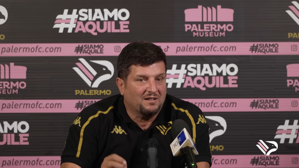 Immagine in evidenza: mister Silvio Baldini - crediti foto: canale ufficiale YouTube Palermo F.C. (frame da video)