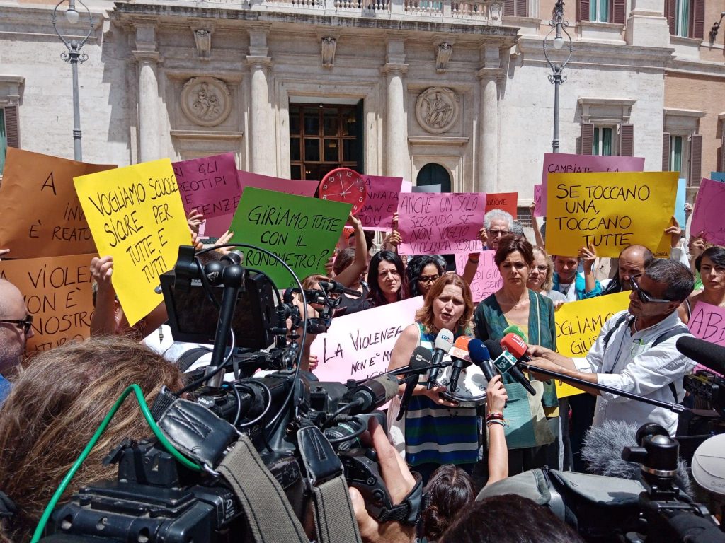 Flash mob a Roma: "Via il sessismo dai tribunali"