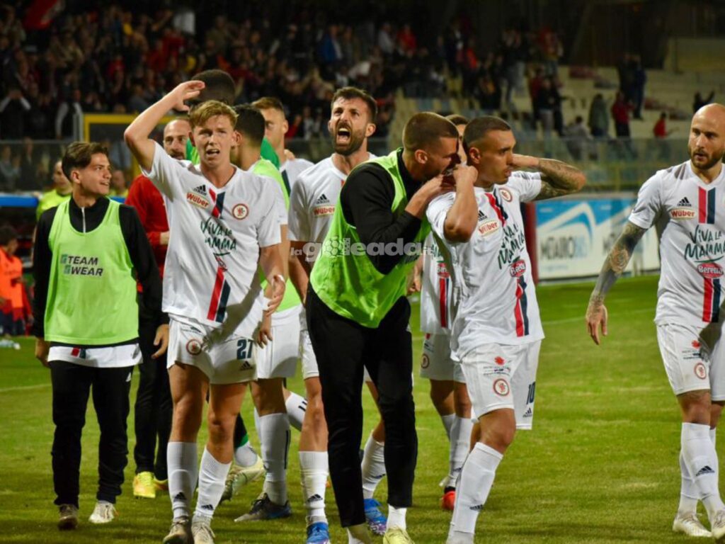 Immagine in evidenza: uno scatto di Foggia-Crotone (playoff Serie C 2022/23) - crediti: foto di Luigia Spinelli (RIPRODUZIONE VIETATA)