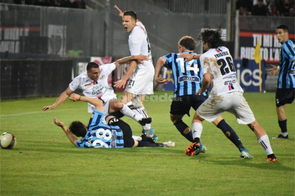 Immagine in evidenza: uno scatto di Foggia-Lecco (andata finale playoff Serie C 2022/23) - crediti: foto di Luigia Spinelli (RIPRODUZIONE VIETATA)