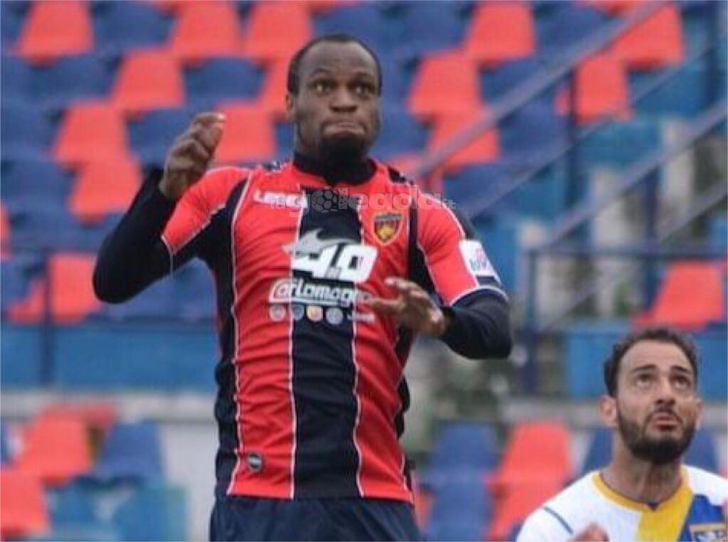 Immagine in evidenza: Jerry Mbakogu in azione durante Cosenza-Frosinone (Serie B 2021/2022) - crediti: foto di Pasquale Golia (RIPRODUZIONE VIETATA)