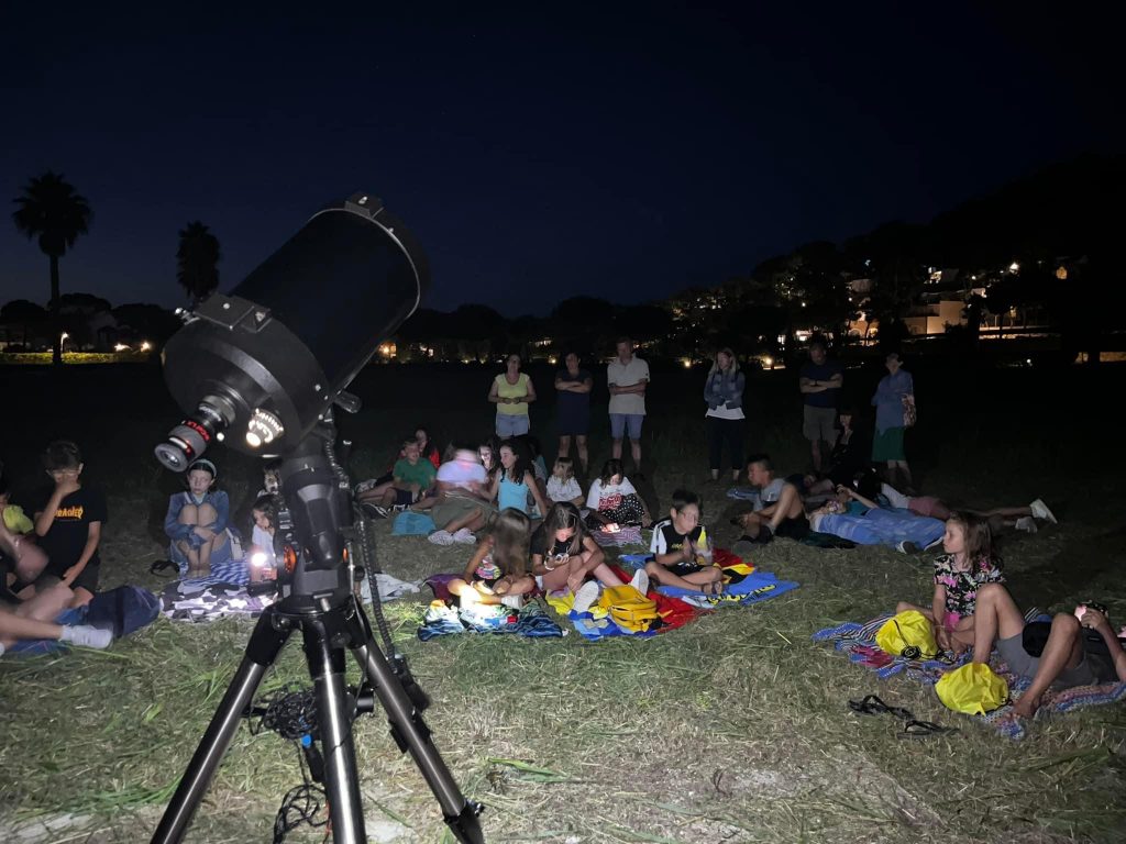 Lasciate che i bambini guardino il cielo stellato lontani da luci e smartphone